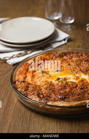 Frisch gebackene Quiche Lorraine, Französisch herzhaften Kuchen, bevor sie für zwei serviert wird Stockfoto