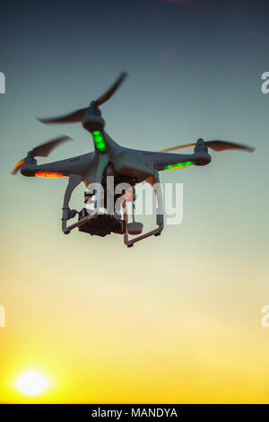 Varna, Bulgarien - 23. Juni 2015: Flying drone quadcopter Dji Phantom 2 mit digitaler Kamera GoPro HERO 4 Stockfoto