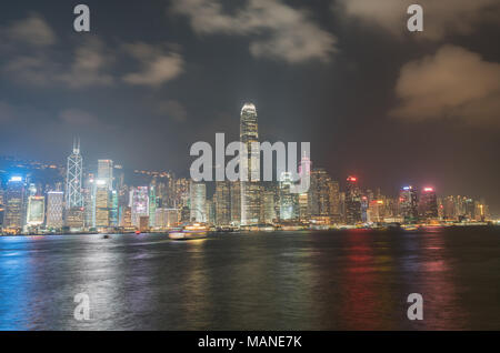 KOWLOON, HONG KONG - 19. SEPTEMBER 2017; Licht cloud driftet in dunklen Himmel oben beleuchtet kommerzielle Skyline von Hongkong Hongkong Inseln hell buil Lit Stockfoto