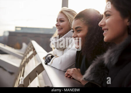 Gruppe von jungen weiblichen Freunde zu Besuch in London im Winter Stockfoto