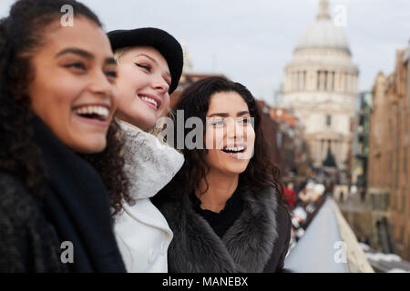 Gruppe von jungen weiblichen Freunde zu Besuch in London im Winter Stockfoto