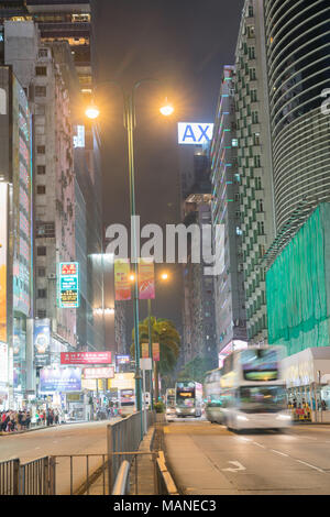 KOWLOON, HONG KONG - 19. SEPTEMBER 2017; typisch asiatischen Stadt Straße mit 68 Chinesischen Republik Jubiläum Banner unter Nacht leuchtet auf der Suche Natha Stockfoto