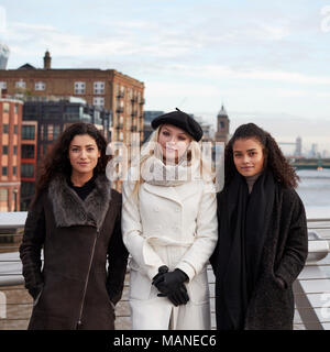 Portrait von weiblichen Freunde London im Winter Stockfoto