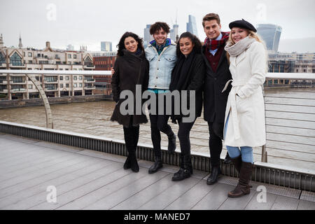 Porträt der jungen Freunde London im Winter Stockfoto