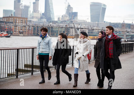 Freunde Entlang der South Bank am Winter Besuch in London Stockfoto