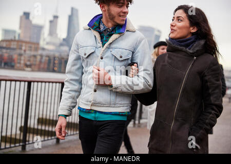 Freunde Entlang der South Bank am Winter Besuch in London Stockfoto