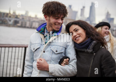 Freunde Entlang der South Bank am Winter Besuch in London Stockfoto