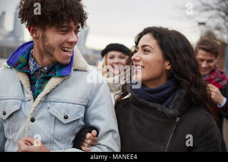Freunde Entlang der South Bank am Winter Besuch in London Stockfoto