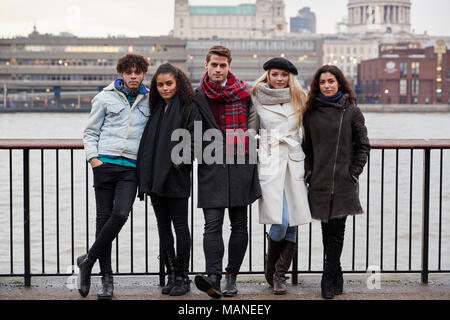 Portrait von Freunden einen Spaziergang entlang der South Bank zu Besuch in London Stockfoto