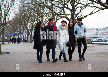 Freunde Entlang der South Bank am Winter Besuch in London Stockfoto