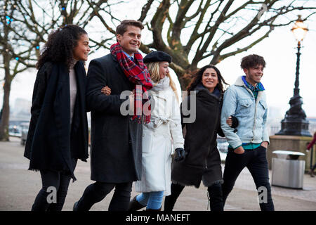 Freunde Entlang der South Bank am Winter Besuch in London Stockfoto