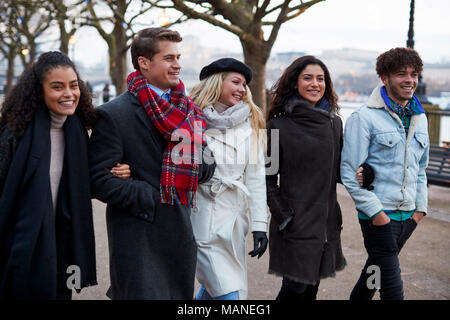 Freunde Entlang der South Bank am Winter Besuch in London Stockfoto