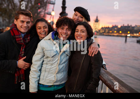 Portrait von Freunden einen Spaziergang entlang der South Bank zu Besuch in London Stockfoto