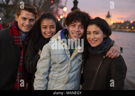 Portrait von Freunden einen Spaziergang entlang der South Bank zu Besuch in London Stockfoto