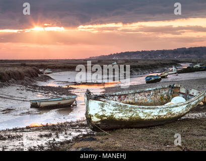 Morston Creek bei Sonnenaufgang bei Ebbe, Norfolk Stockfoto