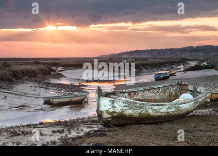 Morston Creek bei Sonnenaufgang bei Ebbe, Norfolk Stockfoto