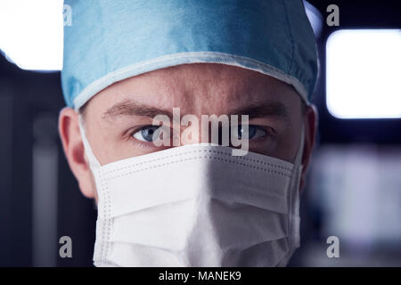 Männliche healthcare Arbeiter in Scrubs, Kopf geschossen Stockfoto