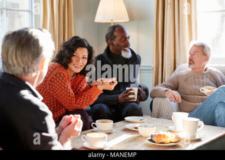 Gruppe der mittleren Alter Freunde zu treffen um den Tisch im Café Stockfoto