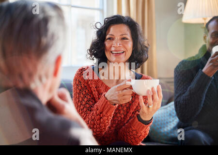 Frau mittleren Alters mit Freunden treffen um den Tisch im Café Stockfoto