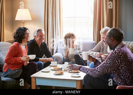 Gruppe der mittleren Alter Freunde zu treffen um den Tisch im Café Stockfoto