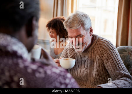 Mann im mittleren Alter Freunde zu treffen um den Tisch im Café Stockfoto