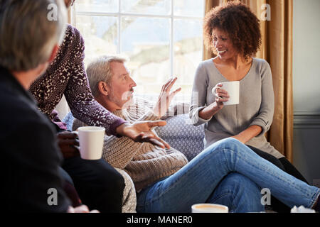 Gruppe der mittleren Alter Freunde zu treffen um den Tisch im Café Stockfoto