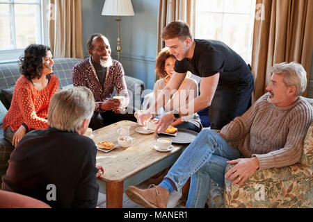 Kellner servieren Gruppe von Reifen Freunde in Coffee Shop Stockfoto