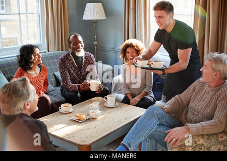 Kellner servieren Gruppe von Reifen Freunde in Coffee Shop Stockfoto