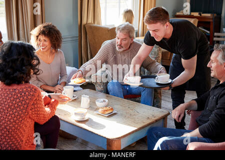 Kellner servieren Gruppe von Reifen Freunde in Coffee Shop Stockfoto