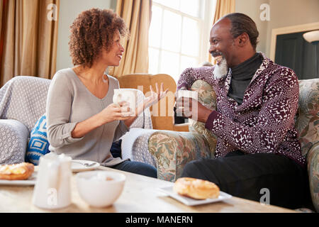 Paar mittleren Alters Sitzen um den Tisch im Café Stockfoto