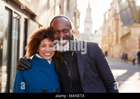 Portrait von Reifes Paar zu Fuß durch die Stadt im Herbst zusammen Stockfoto