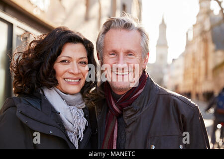 Portrait von Reifes Paar zu Fuß durch die Stadt im Herbst zusammen Stockfoto