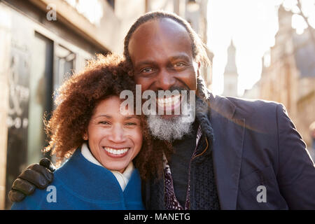 Portrait von Reifes Paar zu Fuß durch die Stadt im Herbst zusammen Stockfoto