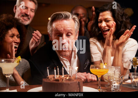 Gruppe der mittleren Alter Freunde feiern Geburtstag in Bar Stockfoto