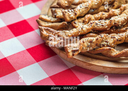 Frisch gebackenes Brot Sticks mit Samen Stockfoto