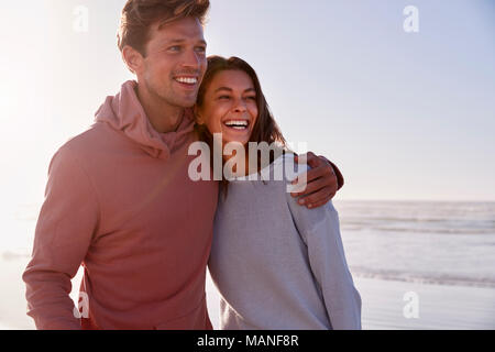 Romantisches Paar am Strand entlang Winter zusammen gehen Stockfoto