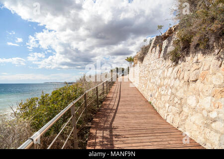 Fußweg, Cami de Ronda in der Nähe von Mittelmeer in Roda de Bera, Costa Dorada, Katalonien, Spanien. Stockfoto