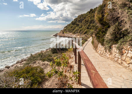 Fußweg, Cami de Ronda in der Nähe von Mittelmeer in Roda de Bera, Costa Dorada, Katalonien, Spanien. Stockfoto