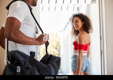 Paar mit Gepäck von zu Hause für den Urlaub Stockfoto