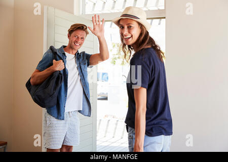 Portrait von Paar mit Gepäck von zu Hause für den Urlaub Stockfoto