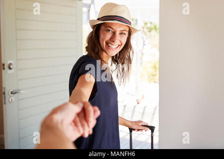 Sicht der Schuß von Paar nach Hause verlassen für Ferienhäuser Stockfoto