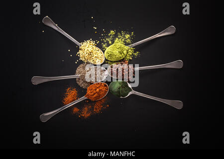 Super Essen Gesundheit Nahrung Auswahl in Löffel Stockfoto