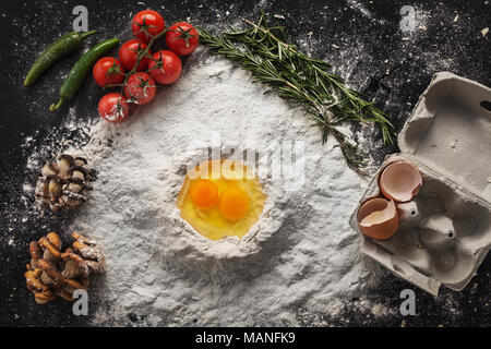 Gesundheit Lebensmittel, Kochen Konzept auf schwarzem Hintergrund Stockfoto