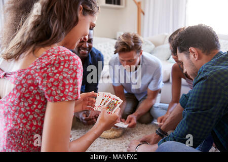 Eine Gruppe von Freunden zu Hause Karten zusammen Stockfoto