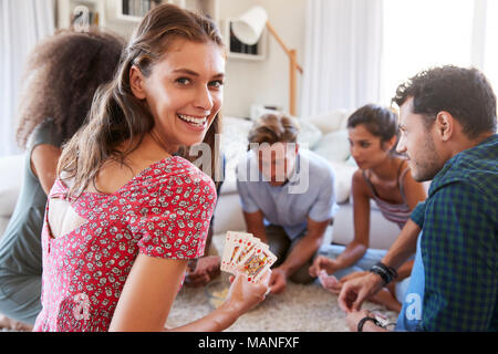 Portrait von Freunden zu Hause Karten zusammen spielen Stockfoto