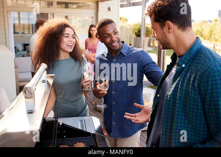 Eine Gruppe von Freunden mit Grill zu Hause zusammen Stockfoto