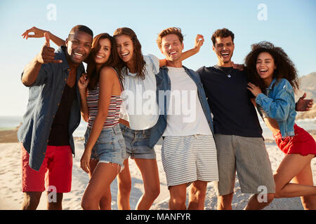 Portrait von Freunden zusammen Spaß am Strand Ferienhäuser Stockfoto