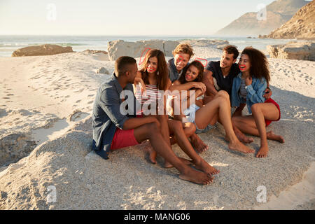 Gruppe von Freunden entspannen am Strand Ferien zusammen Stockfoto