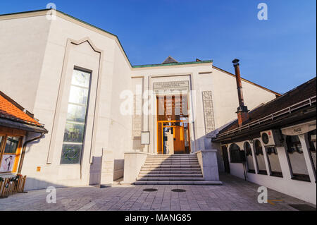 SARAJEVO, BOSNIEN - Jan 26, 2018: Eingang der Gazi Husrev Beg-moschee Biblioteka, eine historische Bibliothek Museum. Der Bezirk haben viele türkische alte Häuser im kommerziellen Geschäften und kulturellen Gebäuden Stockfoto