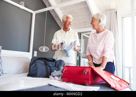 Senior Paar im Schlafzimmer packen Koffer für den Urlaub Stockfoto